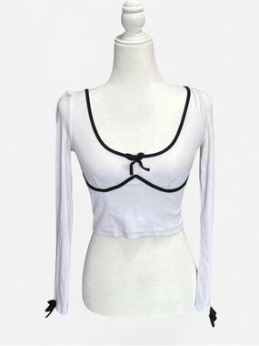 Women’s Long Sleeve Scoop Crop Top with Contrast Trim